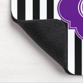 白黒ストライプ、紫色ラベルモノグラム マウスパッド (コーナー)