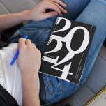 白黒タイポグラフィ2024 プランナー手帳<br><div class="desc">黒い背景を持つミニマルな年スタイリッシュ間プランナー、大きなセリフフォントデザインの年"2024"とあなたの名前。</div>