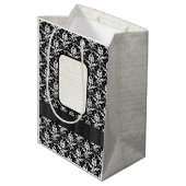 白黒ダマスク織の名前入りな結婚式 ミディアムペーパーバッグ (裏面アングル)