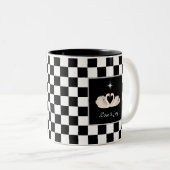 白黒チェスの二色コーヒーマグに描かれた白鳥 ツートーンマグカップ (正面右)
