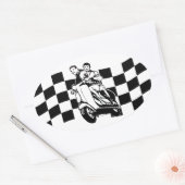 白黒チェックスクーターのライダー 楕円形シール (封筒)