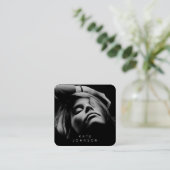 白黒トレンディースタイリッシュフルフォトQRコード スクエア名刺 (スタンド正面)