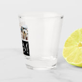 白黒トレンディーフォトコラージュとモノグラム ショットグラス (右)