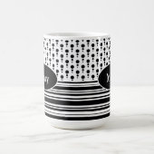白黒ドットパターパーソナライズされたンおよびストライプ コーヒーマグカップ (中央)