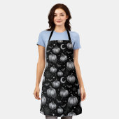 白黒ハロウィーンカボチャ，こうもり，スパイダーウェブ エプロン (着用した状態)