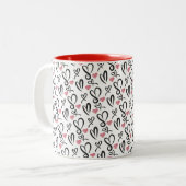 白黒ハートシームレスなパターン ツートーンマグカップ (正面左)