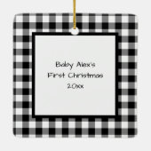 白黒バッファロープレイドベビー第1クリスマス セラミックオーナメント (裏面)