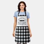 白黒バッファロープレイド祖母のキッチン エプロン (着用した状態)