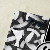 白黒バレーボールのパターン彼女の名前をカスタムする ビーチタオル (インサイチュ)