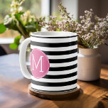 白黒パターストライプのン熱ピンクモノグラム コーヒーマグカップ<br><div class="desc">モノグラはっきりしたムの領域を持つモダンAとデザイン。アートワークもしを調整したり、フォントを変更したりする必要がある場合は、クリック領域でカスタマイズもの操作を行うことができる。これにより、多くの変更を行うことができるデザインツールに移動する。</div>