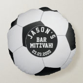 白黒パーソナライズされたサッカーバー（ユダヤ教の）バル・ミツバー ラウンドクッション (裏面)