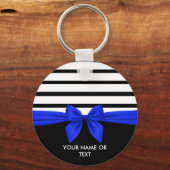 白黒パーソナライズされたストライプクリスマスブルーボウ キーホルダー (正面)
