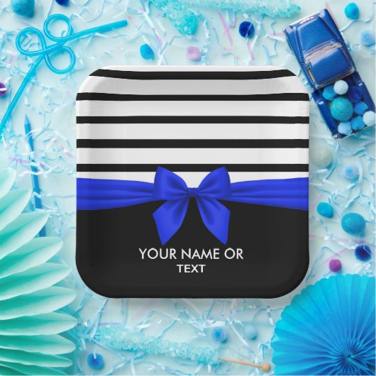 白黒パーソナライズされたストライプクリスマスブルーボウ ペーパープレート (パーティー)