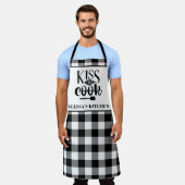 白黒パーソナライズされたバッファロープレイドキッチン エプロン (着用した状態)