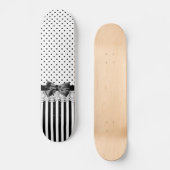 白黒ビクトリア時代の人は弓と縞で飾ります スケートボード (正面)