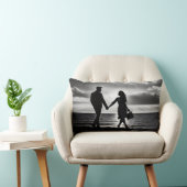 白黒ビーチウォークシルエット：永遠の愛 ランバークッション (椅子)