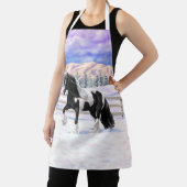 白黒ピントジプシー荷車を引くヴァンナーホースインスノー エプロン (インサイチュ)