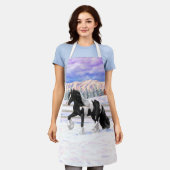 白黒ピントジプシー荷車を引くヴァンナーホースインスノー エプロン (着用した状態)