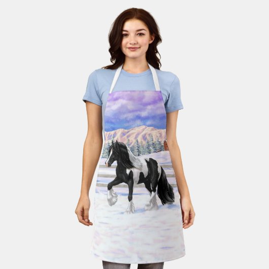白黒ピントジプシー荷車を引くヴァンナーホースインスノー エプロン (着用した状態)