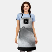 白黒ブドウの写真葉イニシャルグレー エプロン (着用した状態)