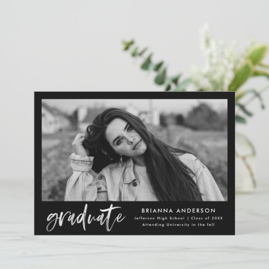 白黒ブラシスクリプト写真卒業 案内状 (スタンド正面)