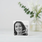 白黒プロフェッショナルフォトソーシャルメディア スクエア名刺 (スタンド正面)