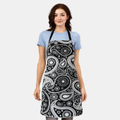 白黒ペイズリー模様のプリント エプロン (着用した状態)