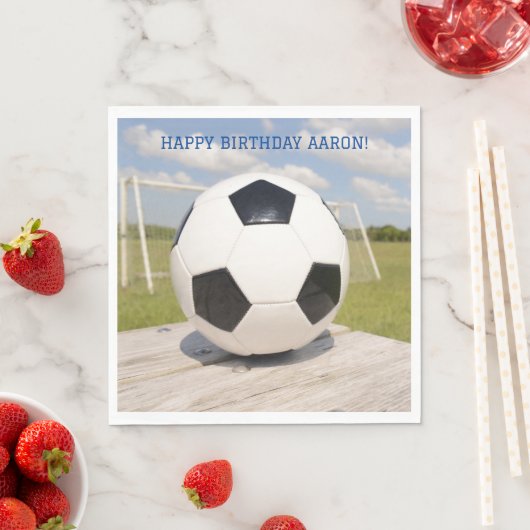 白黒ボールとゴールサッカー誕生日 スタンダードランチョンナプキン (インサイチュ)