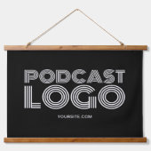 白黒ポッドキャモダンストのロゴ 吊り下げ型タペストリー (正面)