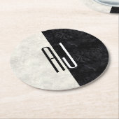 白黒マーブルイニシャル モノグラムの ラウンドペーパーコースター (アングル)