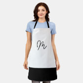 白黒ミニマルモノグラム エプロン (着用した状態)