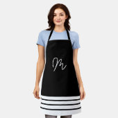 白黒ミニマルモノグラム エプロン (着用した状態)