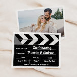 白黒ムービークラップボード結婚ズ セーブザデート<br><div class="desc">白黒のモダン映画をテーマにした結婚式とおもしろいは、日付の発表を保存する。このユニークデザインは、ハリウッド監督の映画クラッパーボード/黒板に重要な詳細を表示し、カードの背面に婚約写真や追加の詳細を表示するための宇宙を含結婚む。</div>