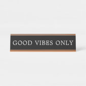 白黒モダンのGood Vibes Onlyのサイン デスクネームプレート (正面)