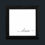 白黒モダンスクリプガーリートのモノグラム名 ギフトボックス<br><div class="desc">白黒のスクリプシンプルトMonogram NameジュエリーKeepsake Box.これは、グラムの贅沢とシックなスタイルを愛する人のための完璧な卒業、誕生日、結婚ブライダルシャワー、記念日、赤ちゃんシャワーまたはバチェロレッテギフトを作る。</div>