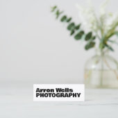 白黒モダンタイポグラフィはっきりしたQRコード スキニー名刺 (スタンド正面)