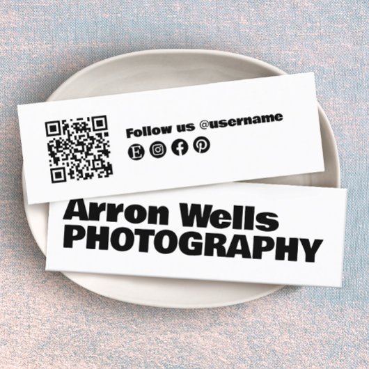 白黒モダンタイポグラフィはっきりしたQRコード スキニー名刺