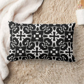 白黒モダンダマスクのグラフィックフローラ ランバークッション (ブランケット)