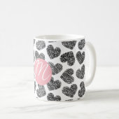 白黒モダンドードルハートモノグラムの コーヒーマグカップ (正面右)