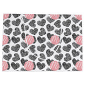 白黒モダンドードルハートモノグラムの ラージペーパーバッグ (裏面)