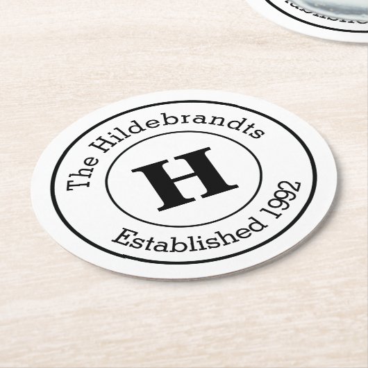 白黒モダンモノグラムカスタムファミリー ラウンドペーパーコースター (アングル)