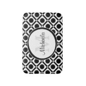 白黒モダン幾何学的モノグラムと名前 バスマット (正面縦)