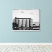 白黒モノクロの農村の穀物サイロ キャンバスプリント (インサイチュ (ウッドフロア))