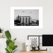 白黒モノクロの農村の穀物サイロ ポスター (ホームオフィス)