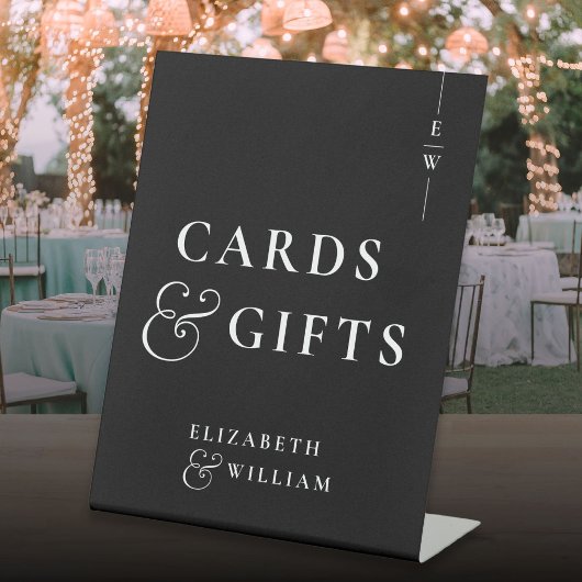 白黒モノグラムのカードとギフト 台座サイン