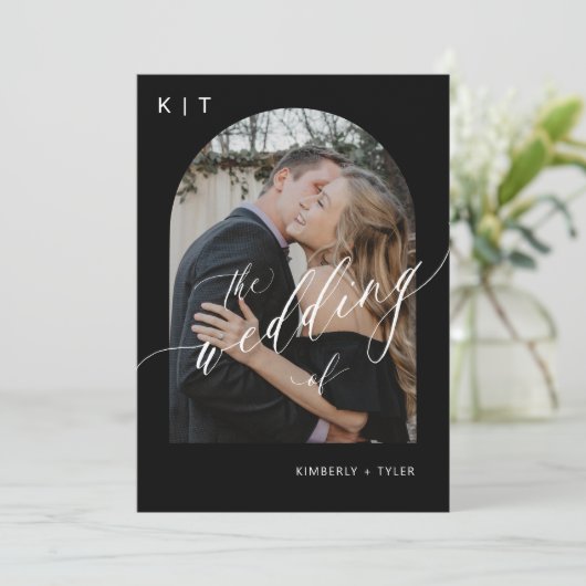 白黒モノグラムモダンのアーチ結婚写真 招待状 (スタンド正面)