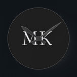 白黒モノグラム ラウンド壁時計<br><div class="desc">白黒モダンモノグラムのスーツケース。美しいデザインは、白のダブルイニシャルモノグラム文字をブラックに搭載。自分の文字でパーソナライズ誕生日、休日、卒業生、プロモーション、特別な機会、または毎日のための素晴らしい贈り物をする。</div>