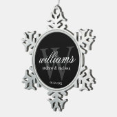 白黒モパーソナライズされたノグラム スノーフレークピューターオーナメント (右)