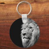 白黒ライオンポートレート – 動物写真 キーホルダー (正面)