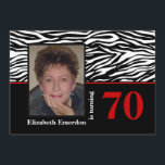 白黒レッドゼブラプリント70th birthday photo 招待状<br><div class="desc">白黒赤ゼブラ印刷70th誕生日の写真の招待状，上に白黒ゼブラアニマルプリントパターンを特徴無地の，下に黒い色，あなたの写真と赤いストライプ.vintage/retro.Trendyの軽モダンいtouchを持つクラシックテーマのファッショナブルなデザインスタイリッシュと上品なデザインコンテンポラリー、20、30、40、50、60、70、80、90の節目と100の誕生日ではない理由に最適。必要に応じて番号を変更する。</div>